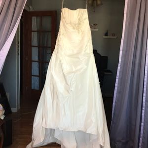 A brand new strapless David’s bridal wedding dress